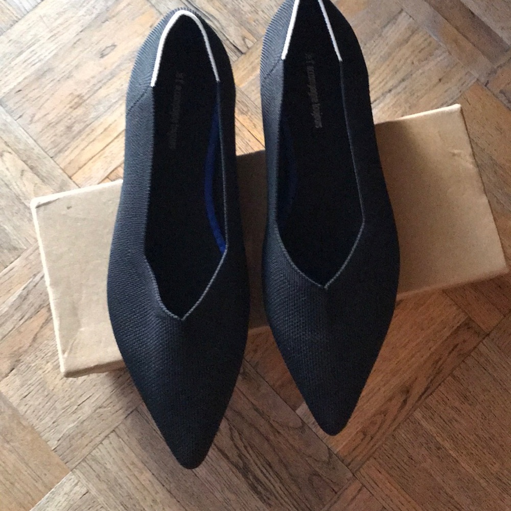 Trendy flats 🖤🌙